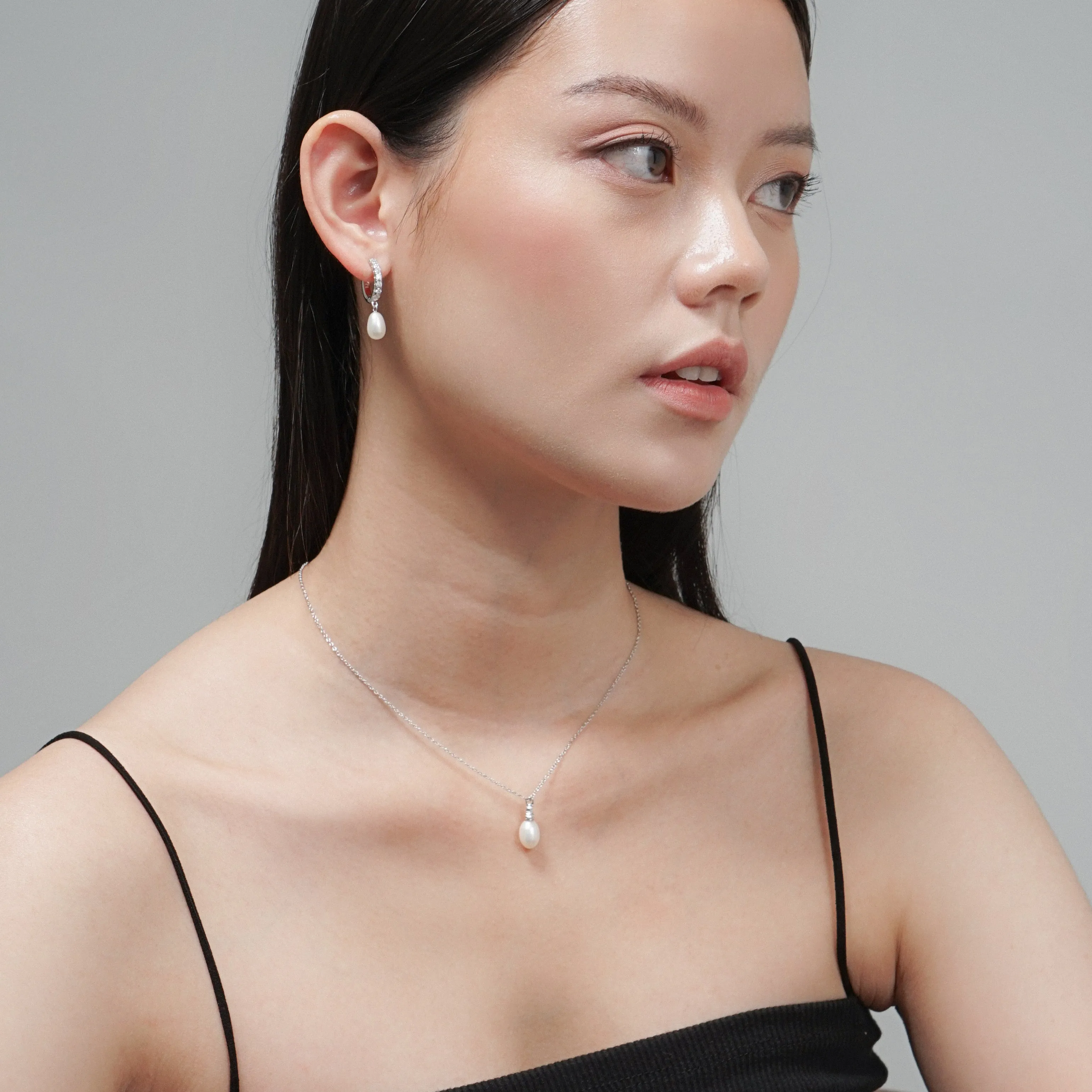 Dareth Pearl Hoops