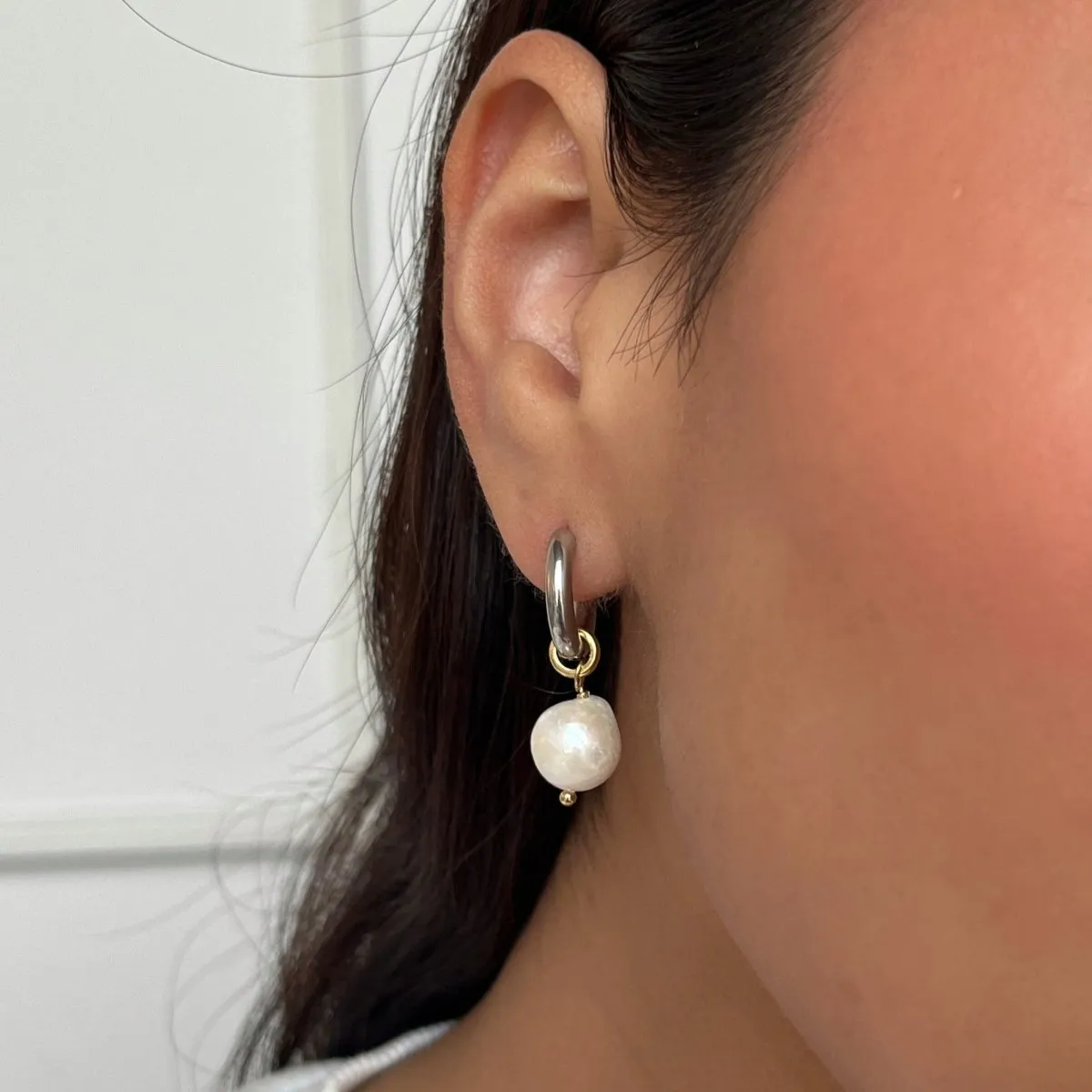 ROUND PEARL SILVER HOOPS